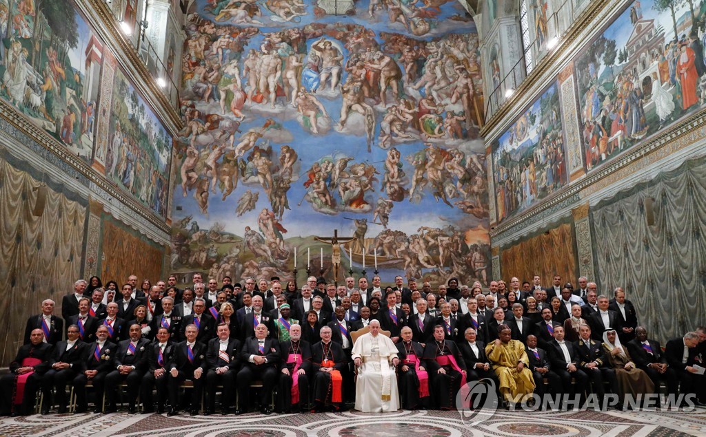 바티칸 주재 외교단과 기념사진을 찍는 프란치스코 교황. [AFP=연합뉴스]
