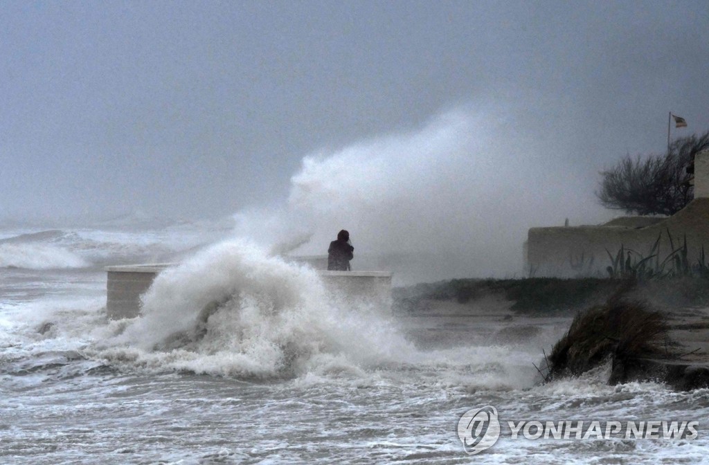 스페인 발렌시아의 해변에 태풍 글로리아가 상륙해 높은 파도가 일고 있다. [AFP=연합뉴스]
