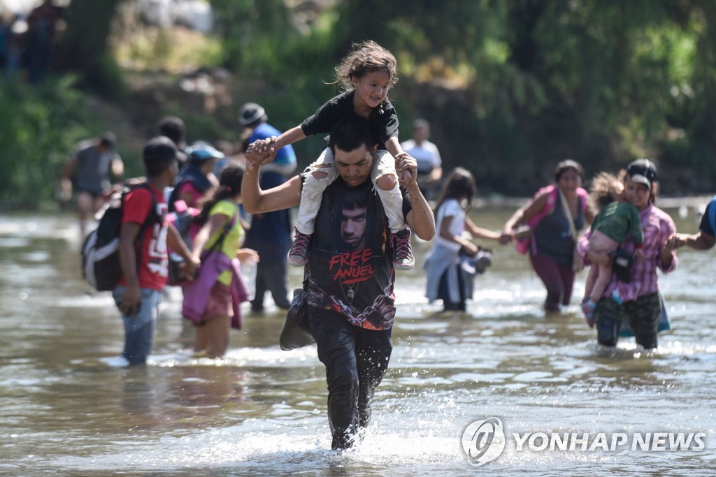 멕시코-과테말라 사이 강 건너는 중미 이민자들