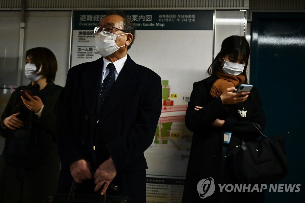 코로나19 감염을 우려해 마스크를 쓴 일본 시민들