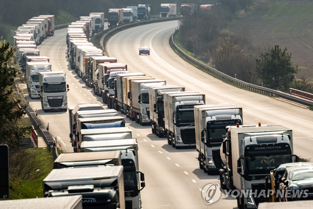 지난 19일(현지시간) 독일과 폴란드 국경 인근 고속도로의 교통 정체JENS SCHLUETER / AFP=연합뉴스 자료사진]
