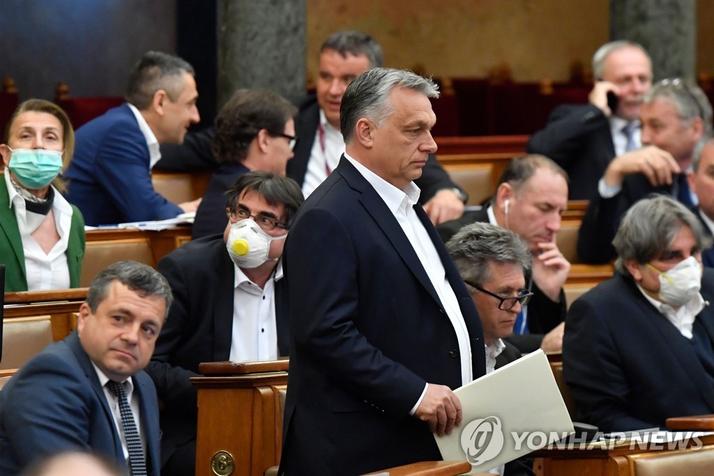  30일 헝가리 의회에서 이동하는 오르반 총리