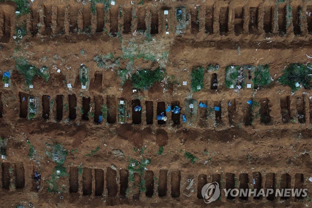 BRAZIL-HEALTH-VIRUS-CEMETERY