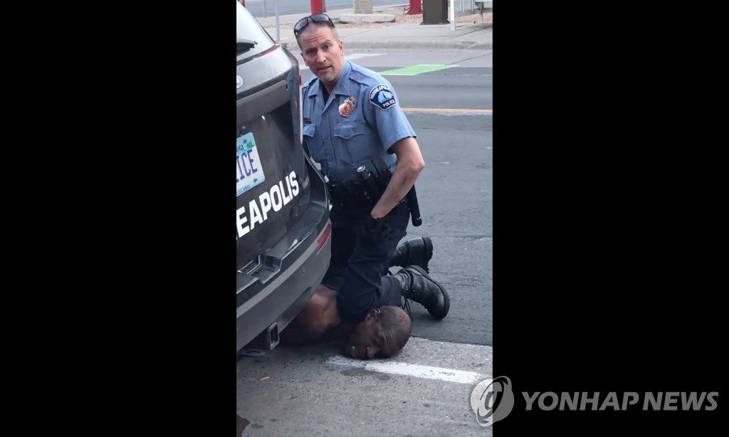 흑인 남성 체포 중 무릎으로 목을 누르는 데릭 쇼빈 경관