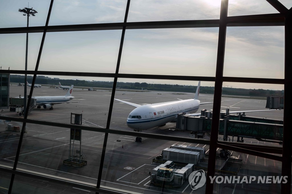베이징 공항의 에어 차이나 비행기 [AFP=연합뉴스]