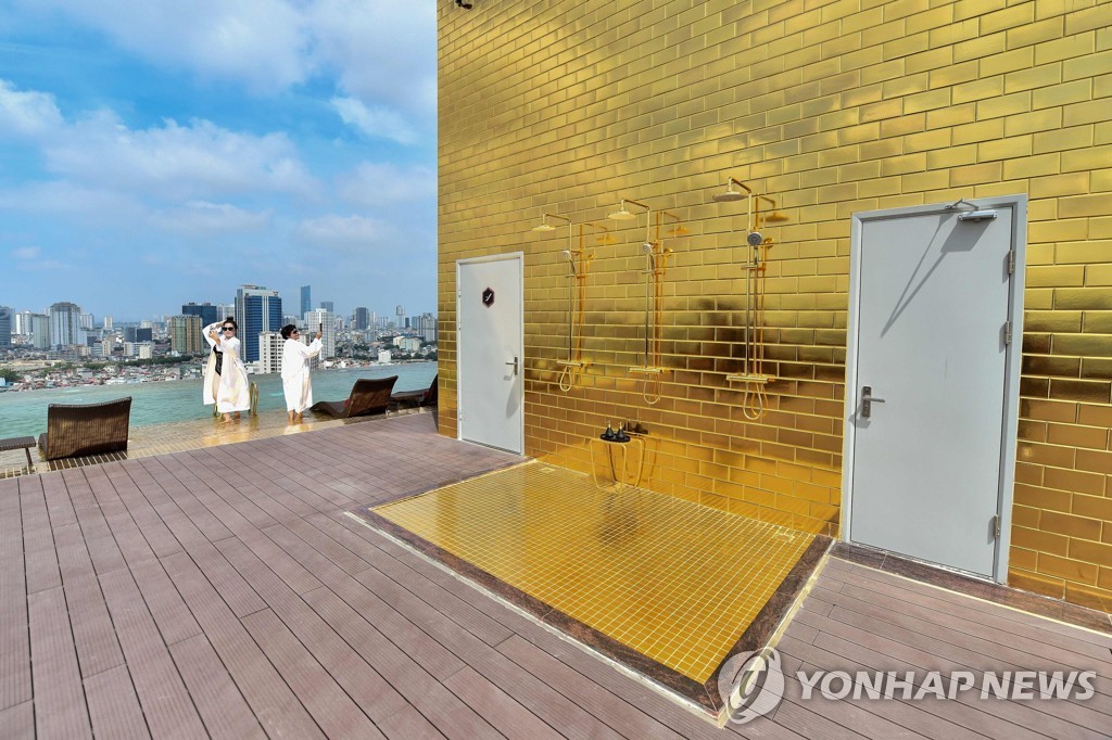 VIETNAM-ECONOMY-LUXURY-GOLD-HOTEL