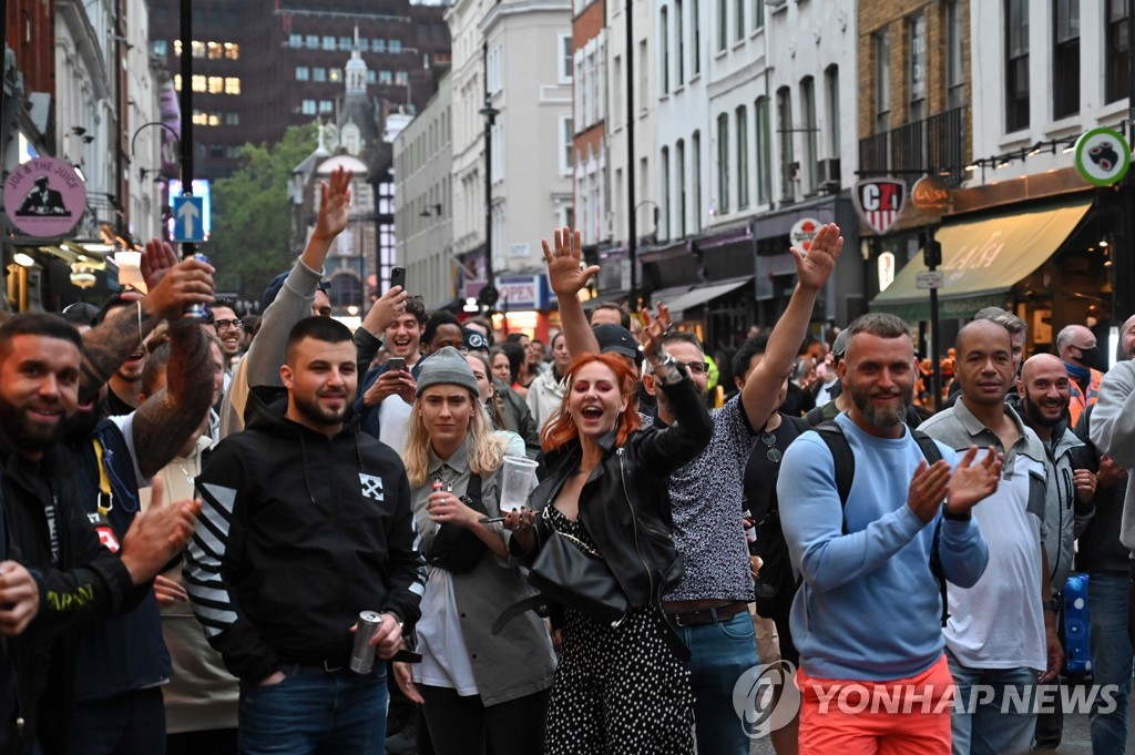 BRITAIN-HEALTH-VIRUS-PUBS
