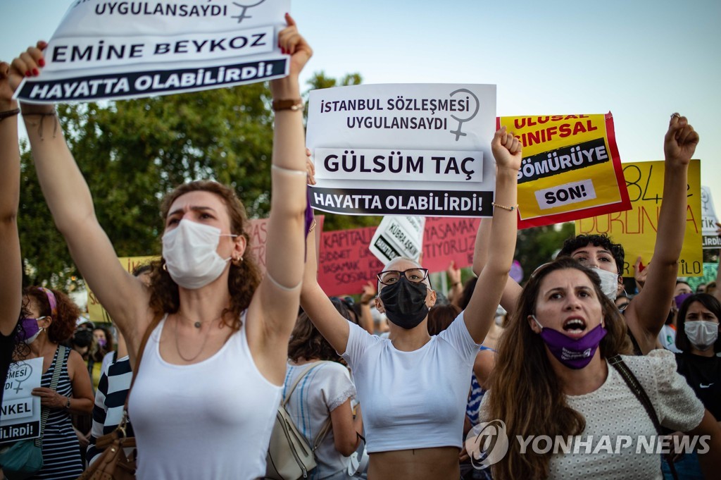 이스탄불 협약 탈퇴 항의하는 터키 여성들