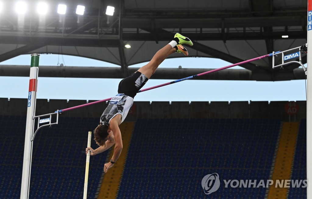 뒤플랑티스, 장대높이뛰기 6ｍ15 세계 신기록…'인간새' 붑카 넘었다