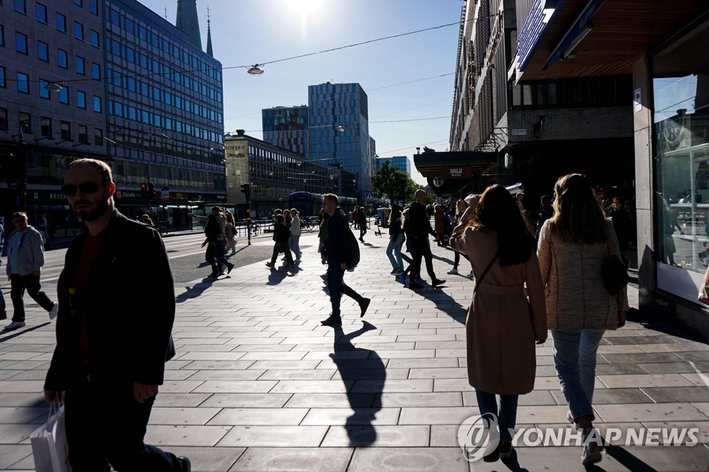 지난 19일 스웨덴 스톡홀름에서 사람들이 걸어가고 있다. [AFP=연합뉴스 자료사진]