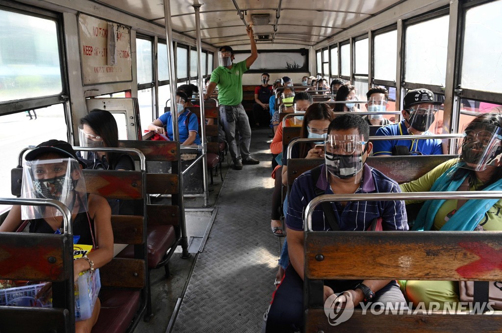 얼굴 가리개 쓰고 버스에 탄 필리핀 마닐라 시민