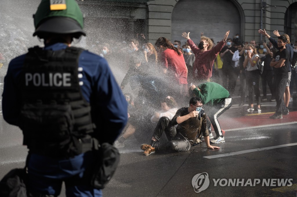 SWITZERLAND-CLIMATE-POLITICS-DEMO