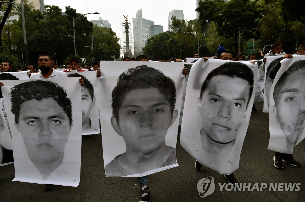 26일(현지시간) 멕시코 교대생 43명 실종 6주년 시위