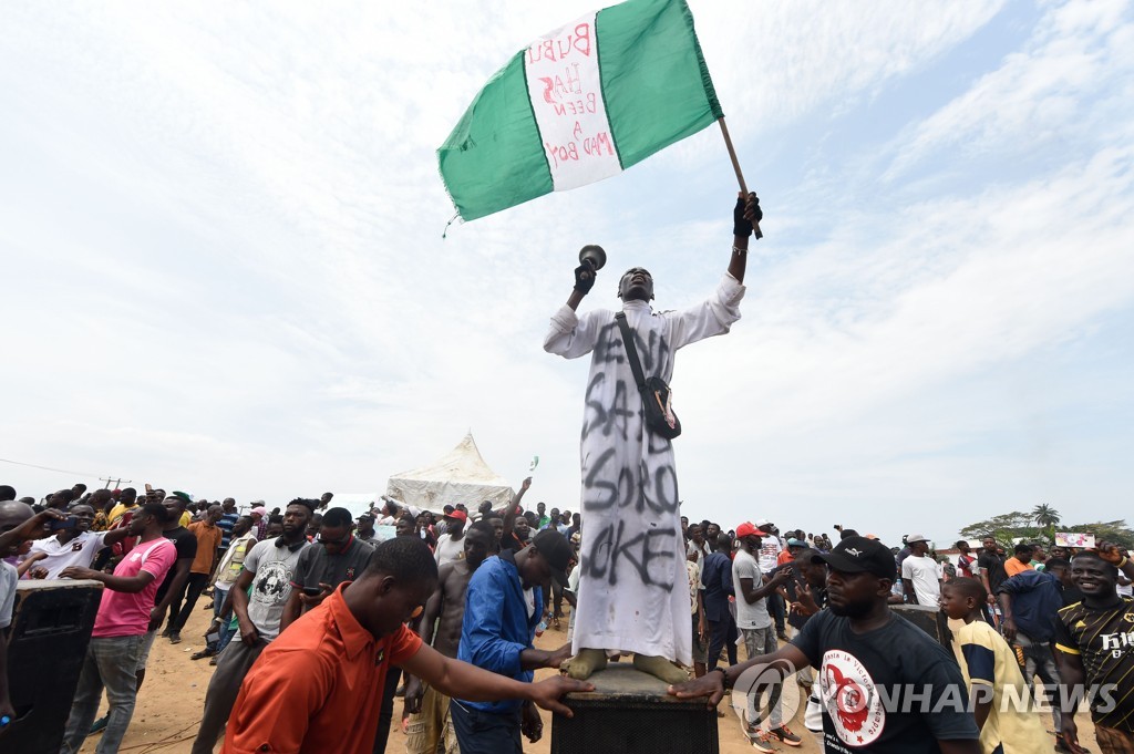 TOPSHOT-NIGERIA-CRIME-POLICE-DEMO