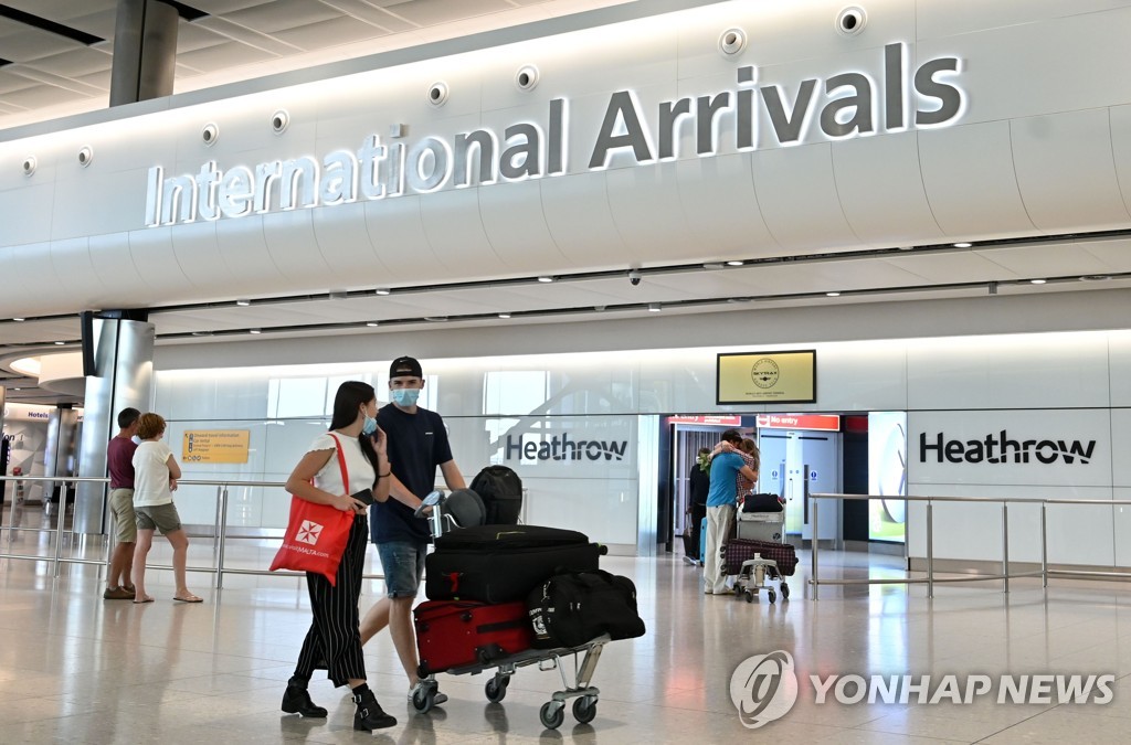 런던 히스로 공항에 도착하는 승객들 [AFP=연합뉴스]
