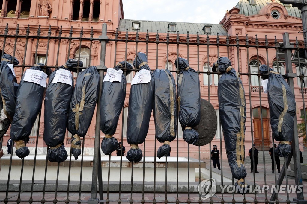 아르헨티나 대통령궁 앞에 시위대가 내건 시신백 모형. 정부 관계자들의 이름이 적혀있다.