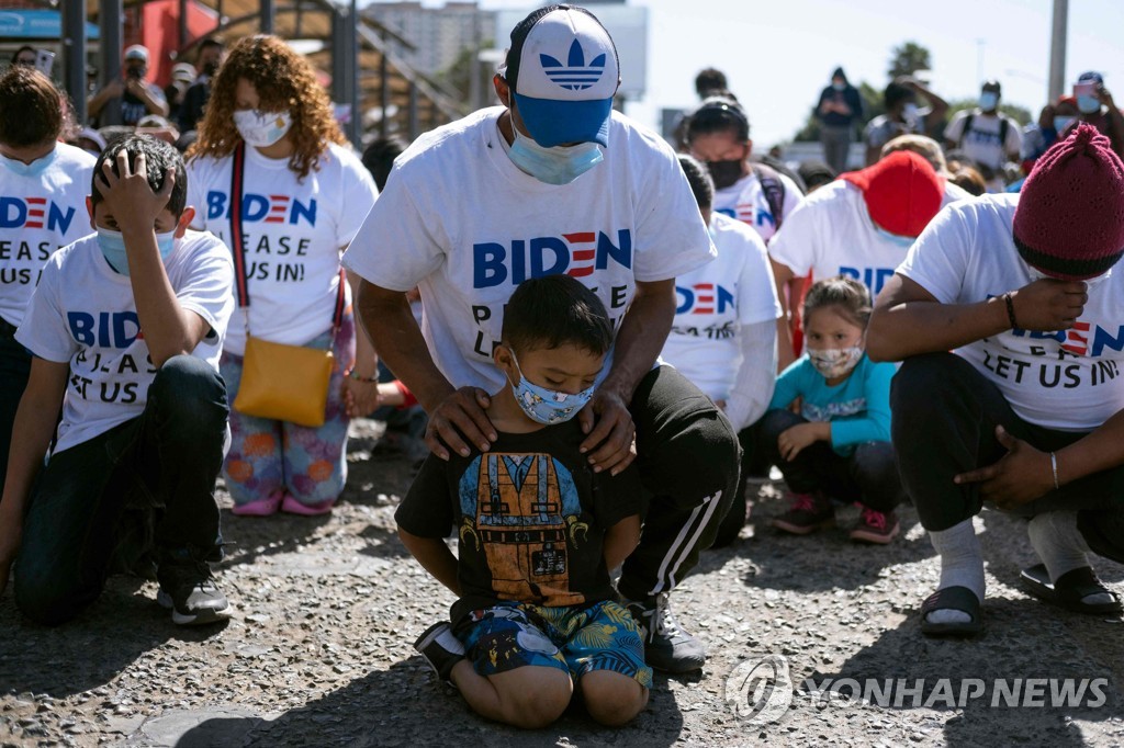 "바이든에 입국 탄원"…무릎 꿇은 멕시코 이민자들