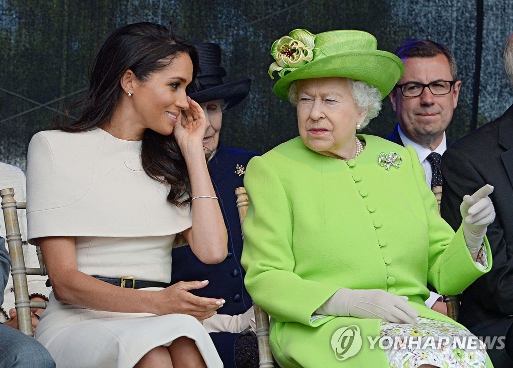 2018년 6월 엘리자베스 2세 여왕과 손자인 해리 왕자의 부인 메건 마클(왼쪽) [AFP=연합뉴스 자료사진]