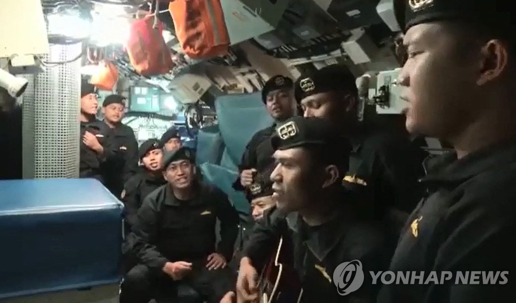 지난 21일 인도네시잠수함 침몰 사고로 사망한 탑승자들이 사고 발생 몇 주 전 퇴임을 앞두고 있던 사령관을 위해 작별의 노래를 부르는 영상