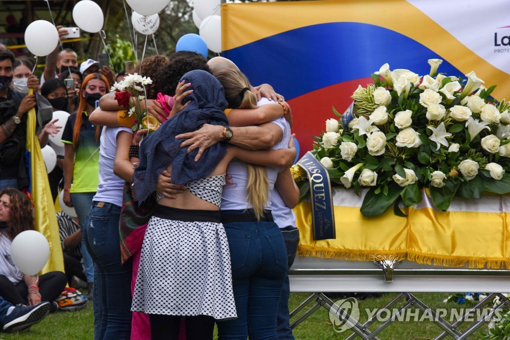 콜롬비아 시위 도중 경찰 총에 맞아 숨진 루카스 비야(37)의 장례식