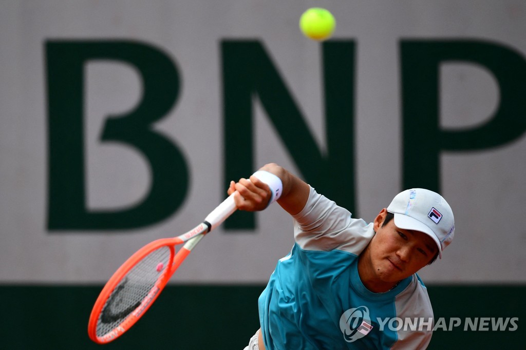 Le Sud-Coréen Kwon Soon-woo lors de son match contre l'Italien Andres Seppi au deuxième tour à Roland-Garros, à Paris, le 3 juin 2021. (AFP=Yonhap)