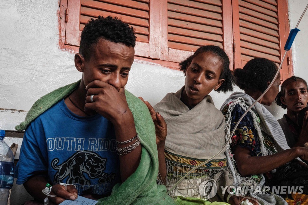 지난 22일(현지시간) 정부군 공습으로 사촌을 잃었다는 에티오피아 티그라이 지역 17세 주민(좌)