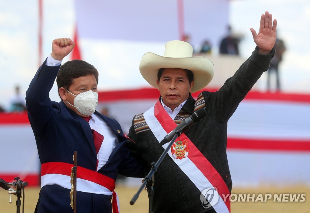 카스티요 페루 대통령(오른쪽)과 베이도 신임 총리