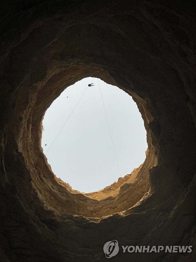 예멘 동부 사막 웅덩이 내부 탐사
