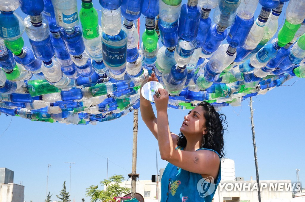 요르단에서 플라스틱 쓰레기를 예술로 승화…환경운동가 마리아 닛산