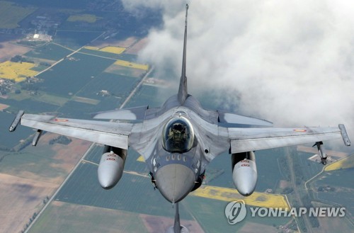 발트해에서 임무 중인 루마니아 공군의 F-16 전투기