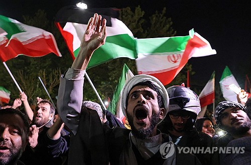 이란의 이스라엘 공격을 지지하는 시위대