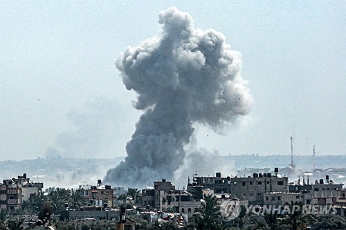 이스라엘군의 공습 이후 연기가 치솟는 가자 중부 누세이라트.