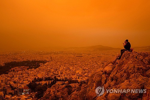 '호흡 위험 경고까지'…그리스 뒤덮은 사하라발 주황색 먼지구름