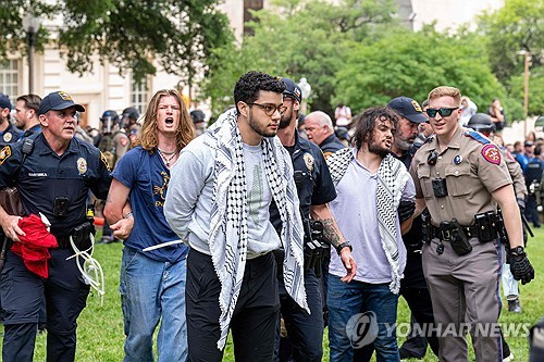 텍사스대 오스틴 캠퍼스에서 경찰에 체포되는 시위 참가자들