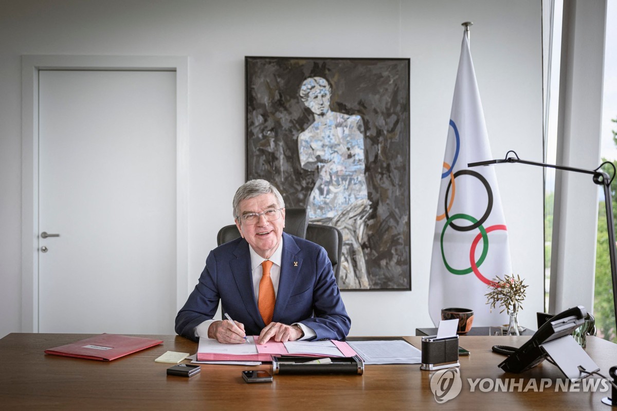 스위스 로잔의 IOC 본부 집무실에서 AFP 통신과 인터뷰한 바흐 위원장