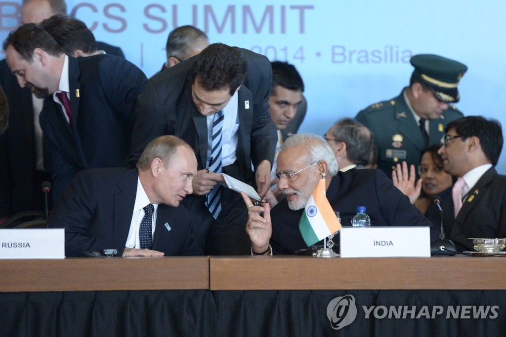 16일(현지시간) 브라질 브라질리아에서 열린 브릭스(BRICS)-남미국가연합 정상회의에서 블라디미르 푸틴 러시아 대통령(왼쪽)이 옆자리에 앉은 나렌드라 모디 인도 총리와 대화를 나누고 있다.(EPA=연합뉴스)
