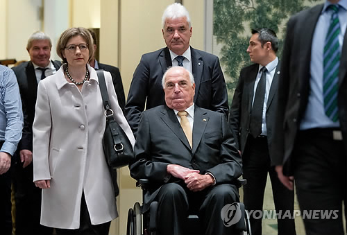 콜 전 독일 총리, '유럽을 위한 염려' 출간