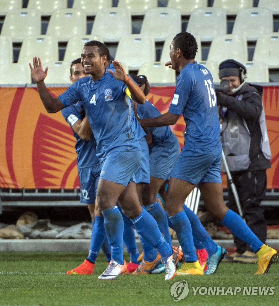 2015년 U-20 월드컵 본선 온두라스와 경기에서 골을 넣고 환호하는 피지 선수들. (EPA=연합뉴스)