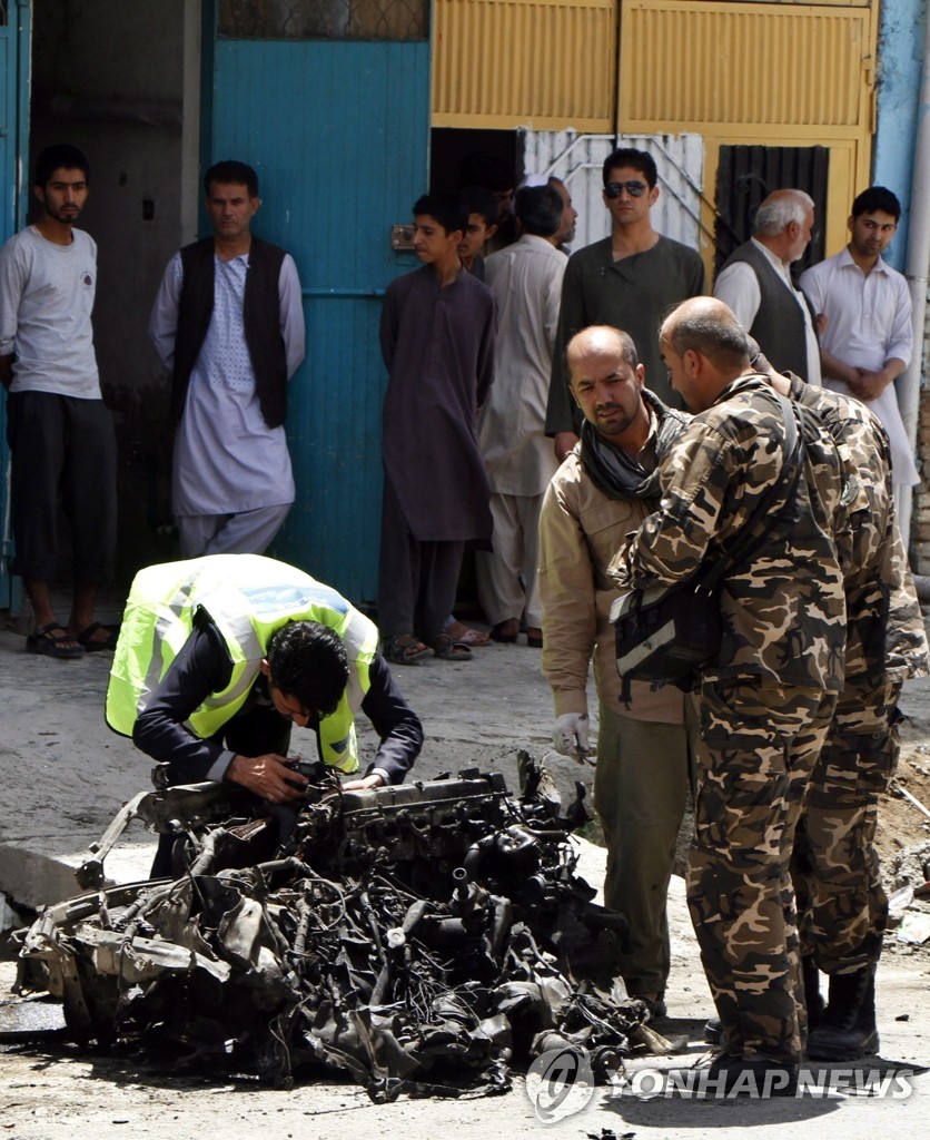 7일 아프간 수도 카불에서 치안당국이 자폭테러로 부서진 차량 잔해를 조사하고 있다.(EPA=연합뉴스)