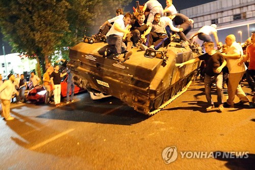 쿠데타군 탱크 저지한 이스탄불 시민들