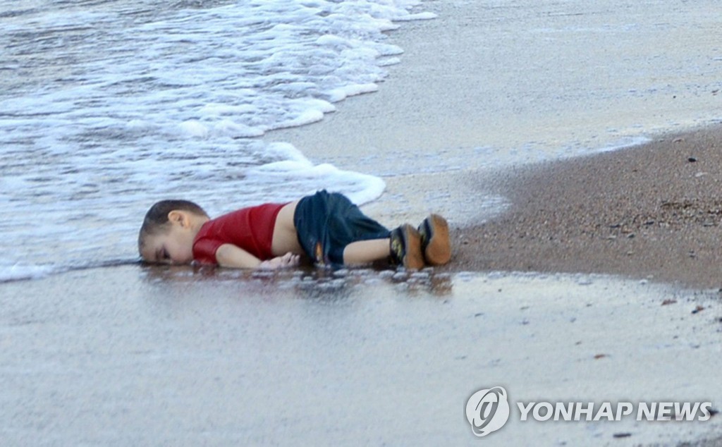터키 해안에서 숨진 채 발견된 난민 꼬마 아일란