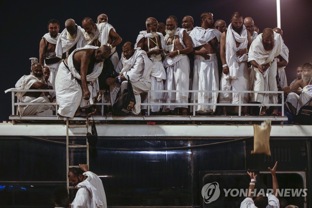 버스로 사우디의 이슬람 성지 메카에 도착하는 순례자들