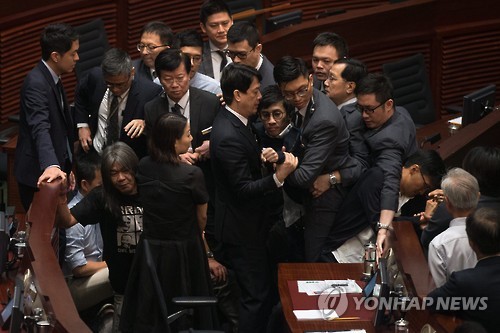홍콩입법회 독립파 의원 본회의장 진입 몸싸움