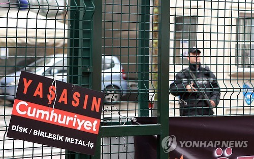 '비판 언론' 줌후리예트 본사 앞에 설치된 경찰 차단벽