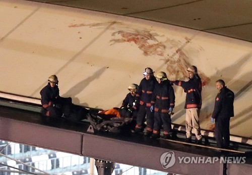 2016년 12월 이스탄불 베식타시 홈구장 주변 연쇄 폭탄공격 후 구조대원이 경기장 지붕에서 시신을 수습하는 모습