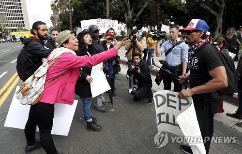 反트럼프 시위대와 충돌하는 트럼프 지지자