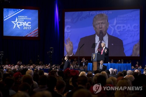 연설하는 트럼프