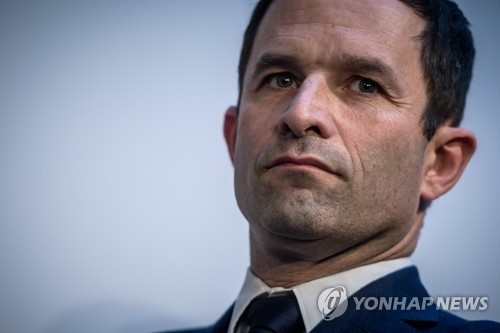 심각한 표정의 브누아 아몽