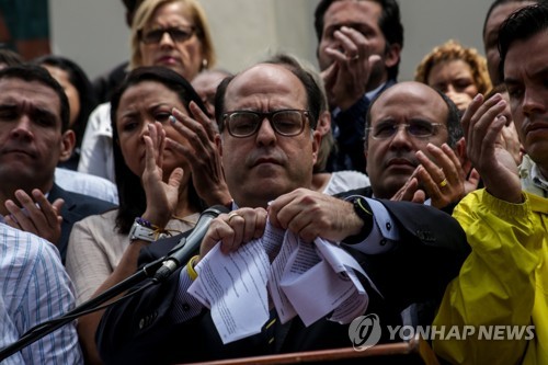 대법원 판결문을 찢으며 대법원 판결에 항의하는 베네수엘라 국회의장