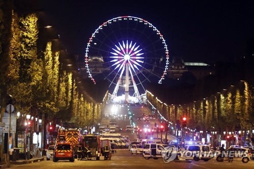 총격테러일어난 파리 샹젤리제거리 봉쇄한 경찰
